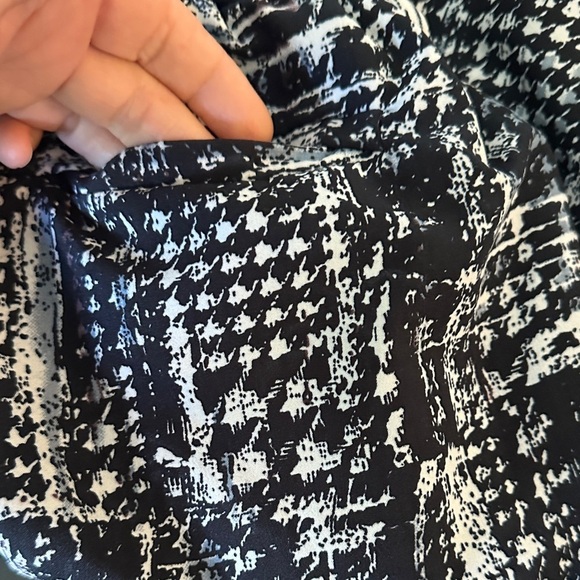 🌸Angie Black and White Patterned Capris - Picture 8 of 8